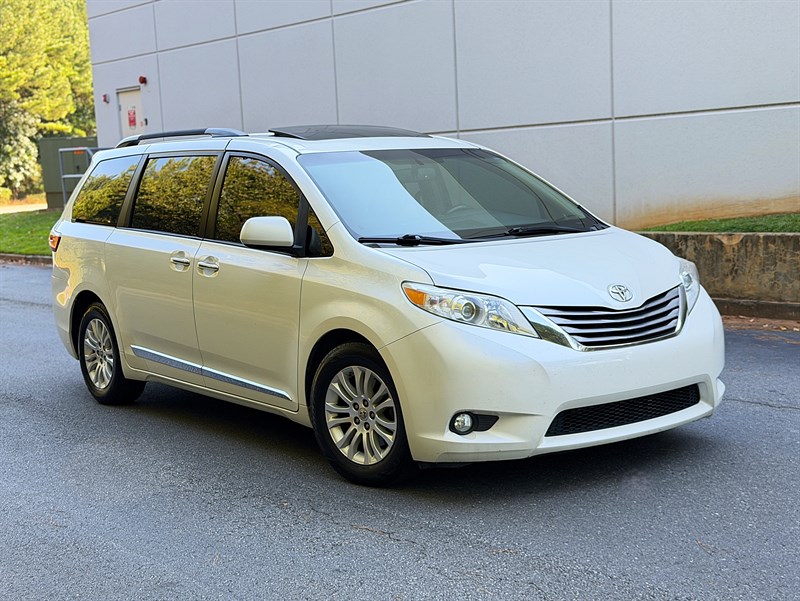2016 Toyota Sienna XLE FWD 8-Passenger V6 in White for sale at Carvista in Lawrenceville, GA